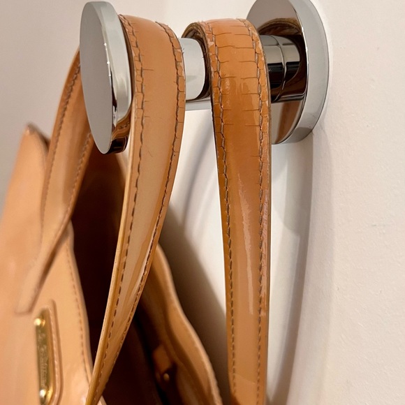 Louis Vuitton Vernice tote in nude metallic - Picture 10 of 16